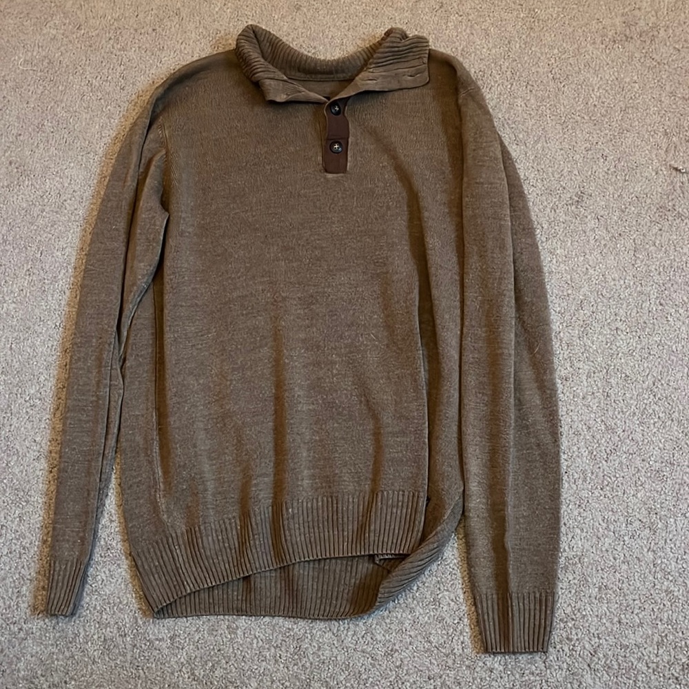 brown men’s sweater